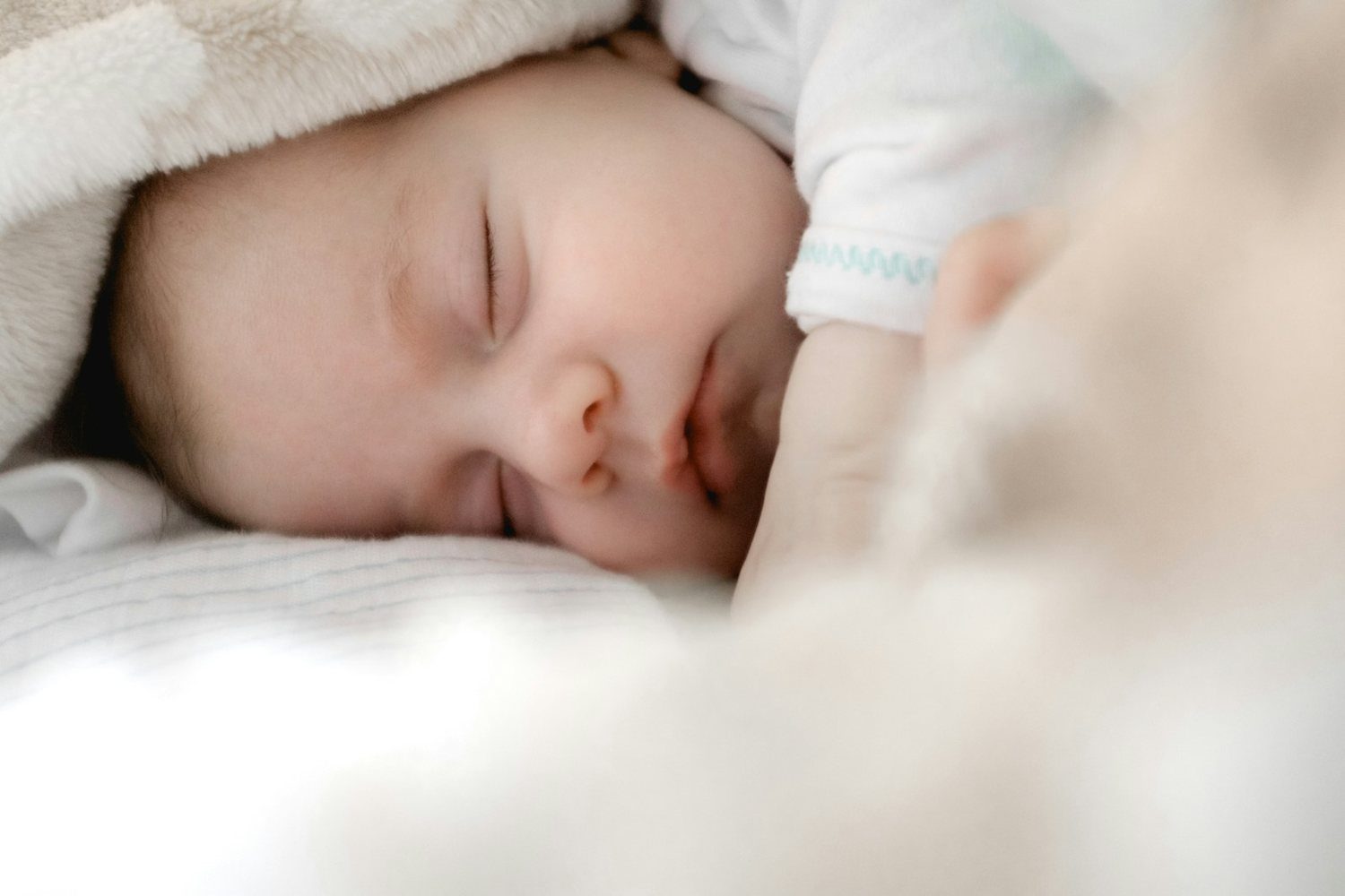 Bebê dormindo tranquilamente, envolto em um cobertor macio